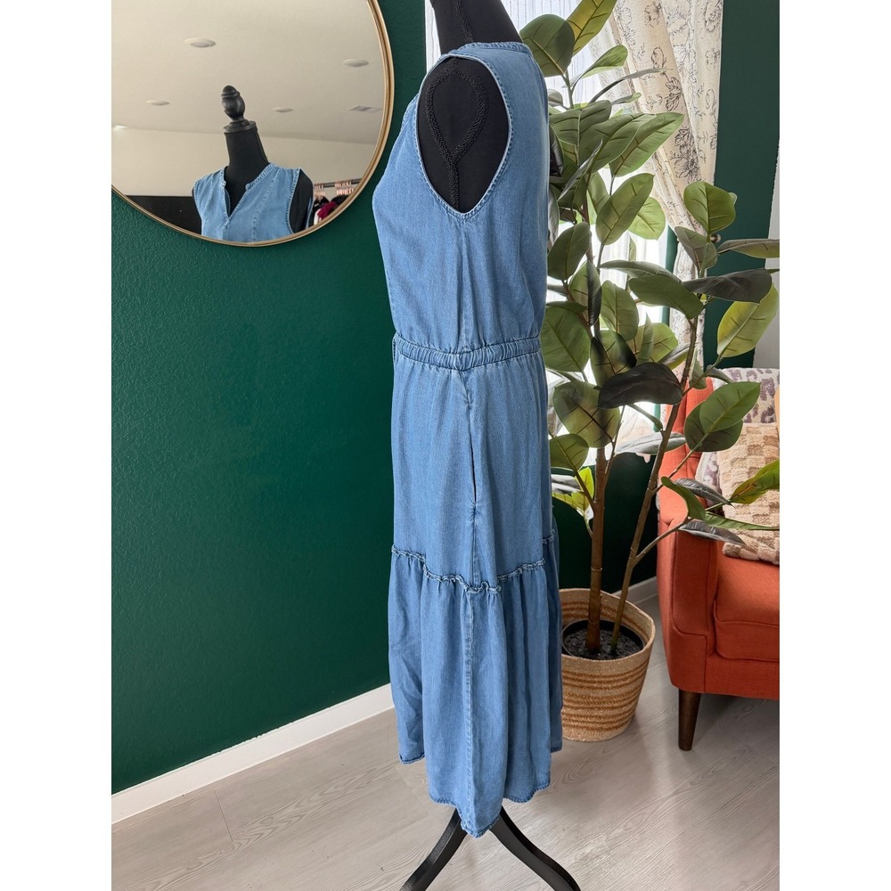 ‼️LAST CHANCE‼️
Lands' End Sleeveless Chambray Midi Dress in Light Blue - Picture 2 of 6